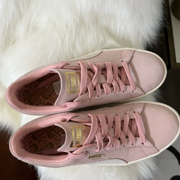 Classic Suede Pink Puma’s - Picture 2 of 6